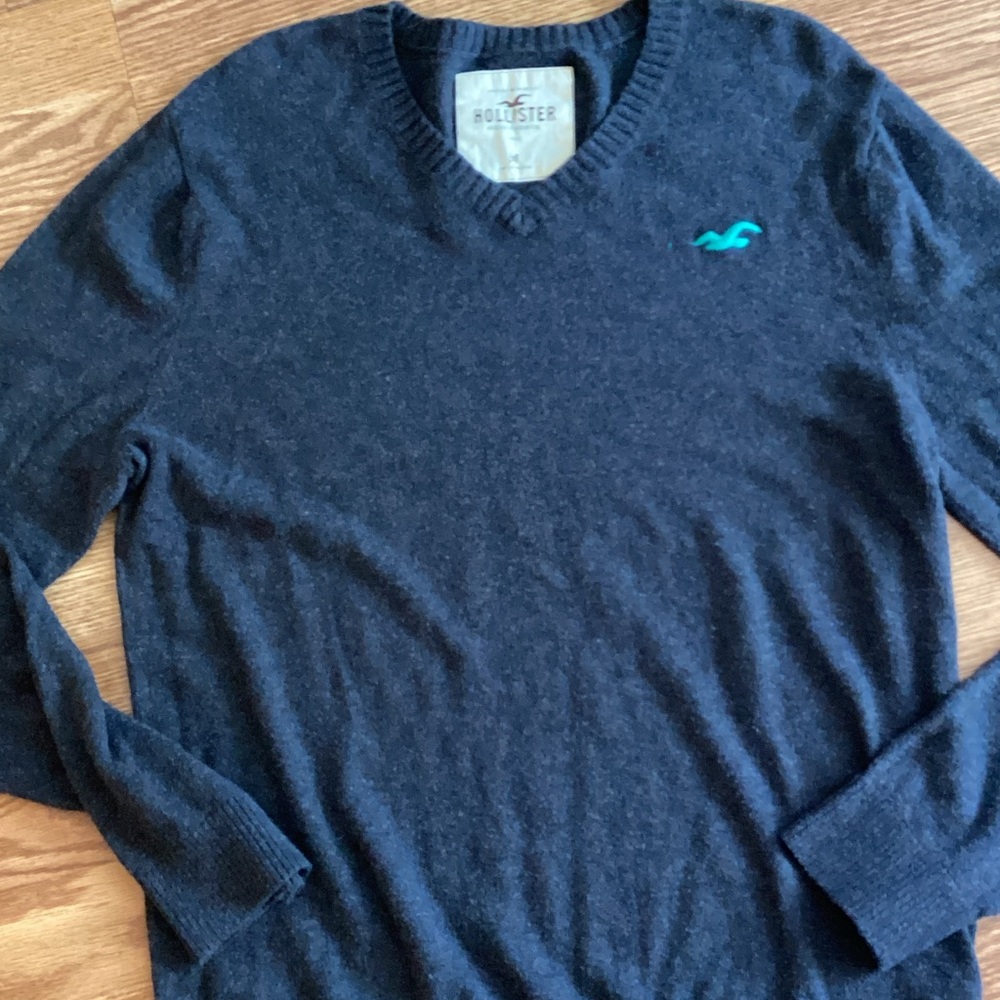Hollister Men's Dark Navy V-Neck Sweater with Teal Logo